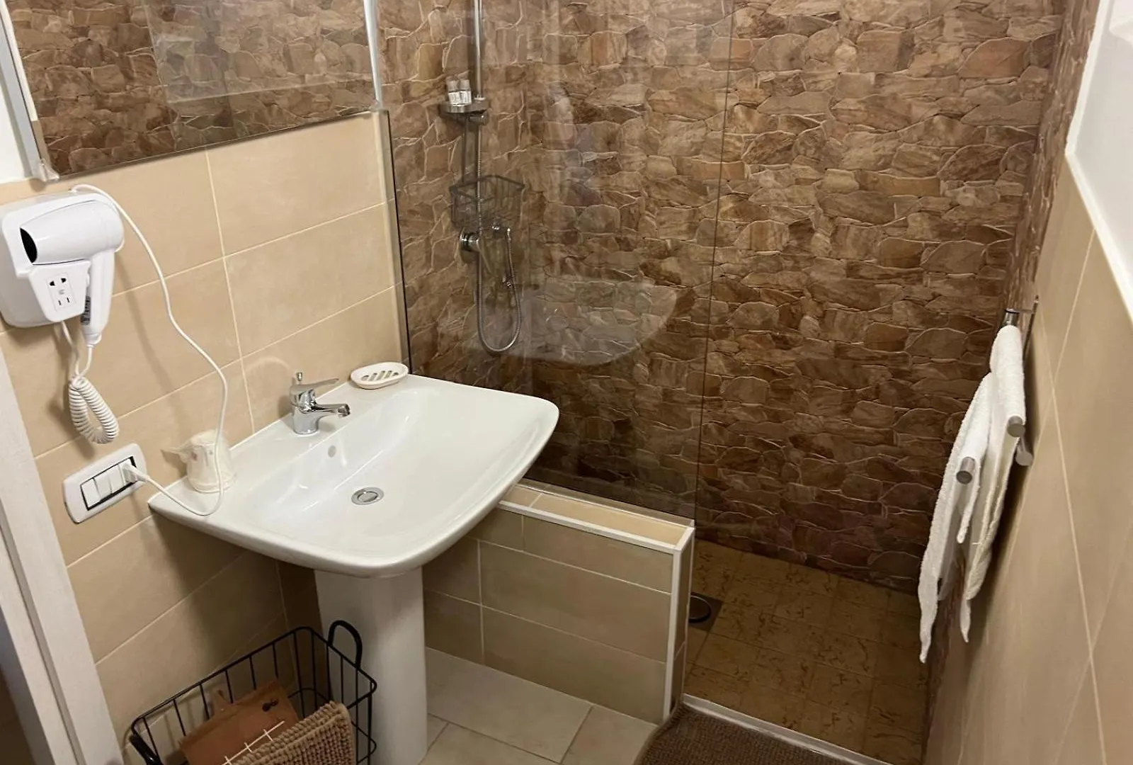 Madre Terra Airport Rooms And Suites Terrasini 0*,  Italia