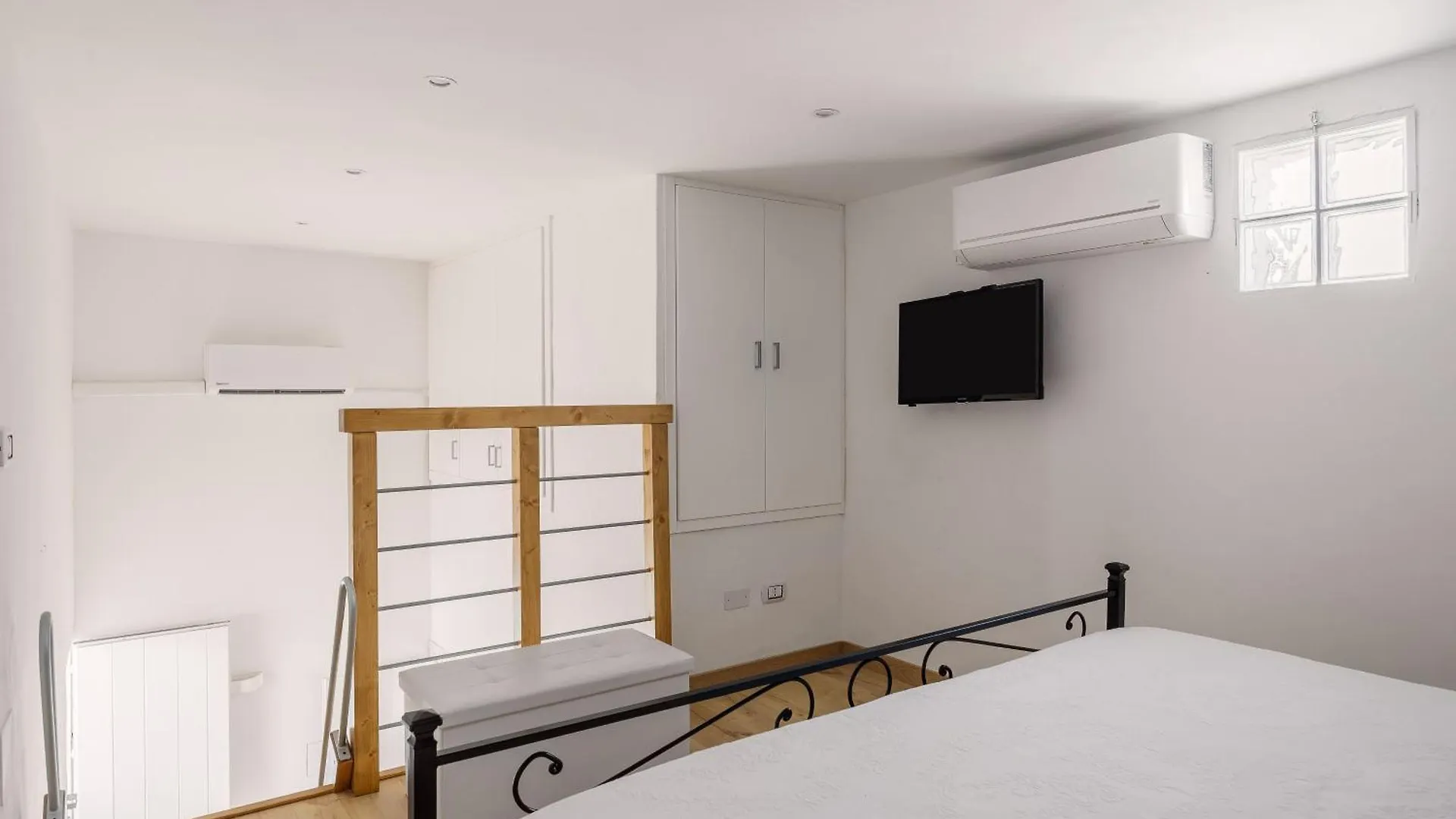 Madre Terra Airport Rooms And Suites Terrasini 0*,  Italia
